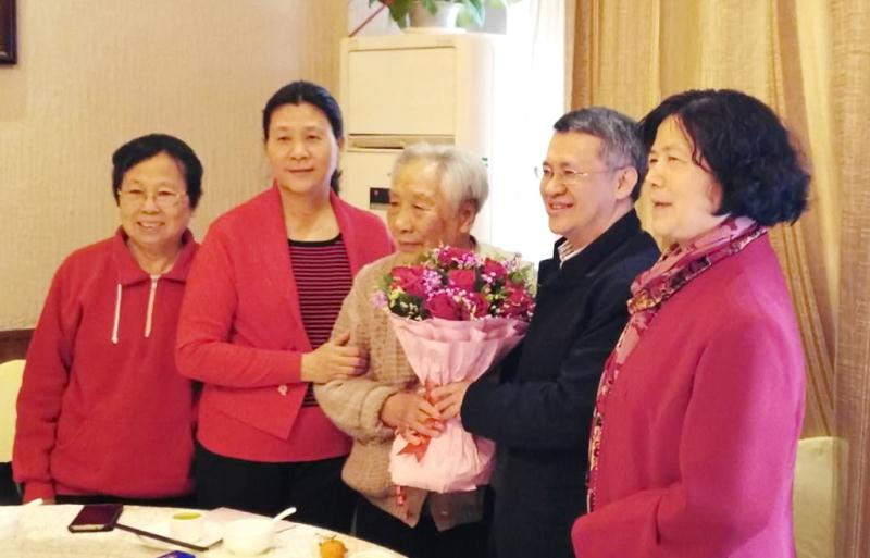 公司领导、员工代表与原中山医卫校副董事长刘如琼合影